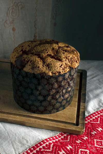 Tahta üzerinde Paskalya pastası ve desenli masa örtüsü.