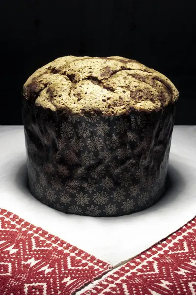 Paskalya pastası desenli bir masa örtüsü üzerinde