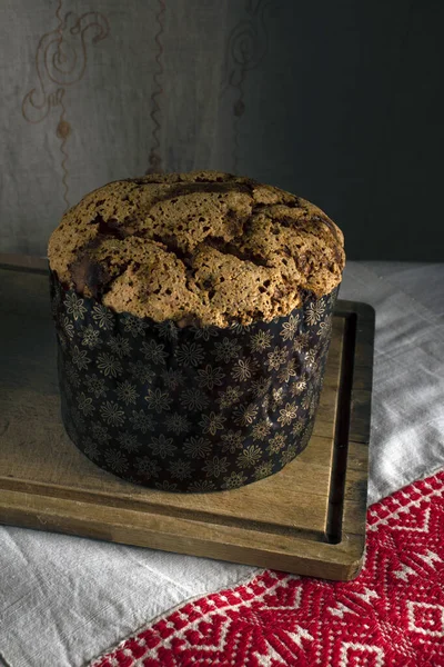 Tahta üzerinde Paskalya pastası ve desenli masa örtüsü