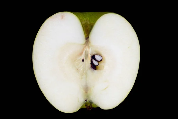 Zielone Jabłko Sekcji Trzema Nasionami Czarnym Tle — Zdjęcie stockowe