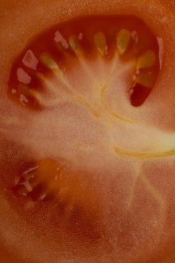 Domatesin tohumları büyük bir kesimde.