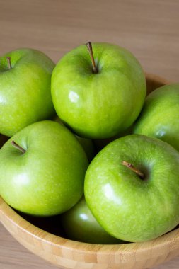Tahta bir kasede yeşil elmalar - yukarıdan yakın görüş