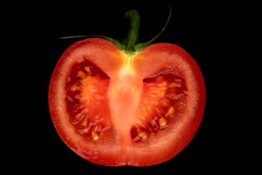 Orta kırmızı, olgun, küçük domatesli ve siyah arka planda küçük amcası olan.