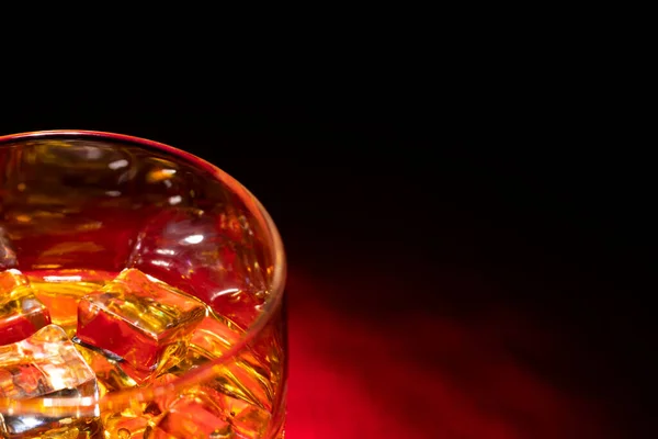Kırmızı Masadaki Buzlu Bir Bardak Viski Yukarıdan Görünüşü — Stok fotoğraf