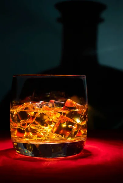 Verre Whisky Sur Les Rochers Sur Table Rouge Arrière Plan — Photo