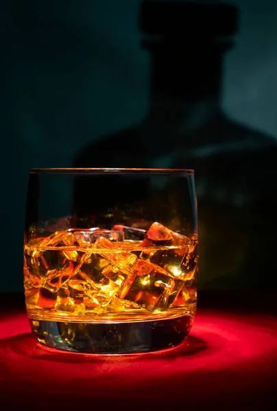 Vaso Whisky Las Rocas Mesa Roja Fondo Sombra Una Botella — Foto de Stock