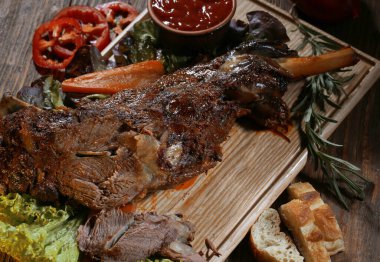 Ketçaplı, domatesli ve ekmekli ızgara hindi eti..