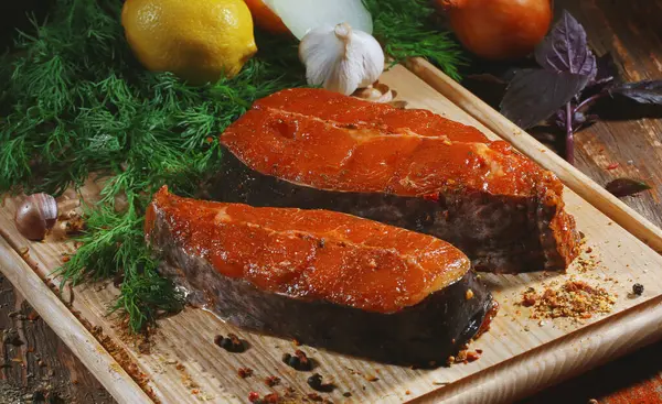 Peixes Vermelhos Crus Colocados Numa Tábua Madeira Com Endro Cebola — Fotografia de Stock