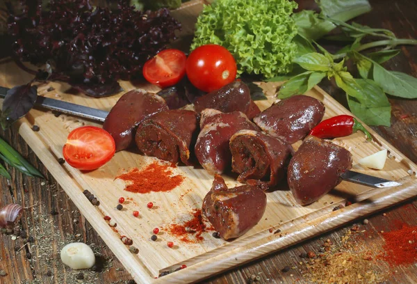 Kebab Conservado Conserva Cru Encontra Uma Placa Madeira Com Tomates — Fotografia de Stock