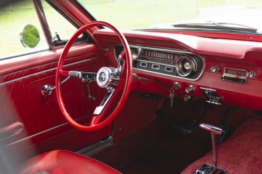 Miami, Yıl 2019 65 model üstü açık Ford Mustang. Kırmızı ve krom kaplama direksiyon ve gösterge paneli. Klasik araba, eski tarz..