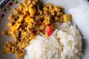 Domuz eti ve köri tozlu pilav.