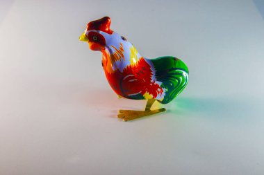 Beyaz zeminde bir tavuk