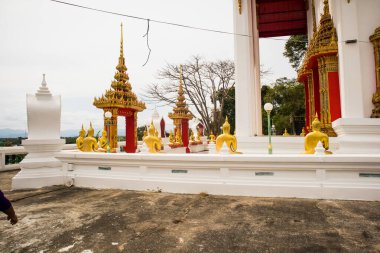 Tapınağın yamacında ejderha şekilli merdiveni olan dik bir yolu var..