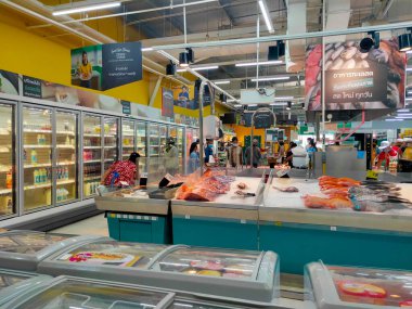 Tayland, Prachuap Khiri Khan Eyaleti 3 Nisan 2020 İnsanlar COVID-19 salgını sırasında mağazalardan alışveriş yapıyor ve yüzlerini kapatmak zorunda kalıyorlar..