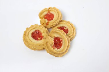 Beyaz arkaplanda kırmızı doldurulmuş kurabiyeler