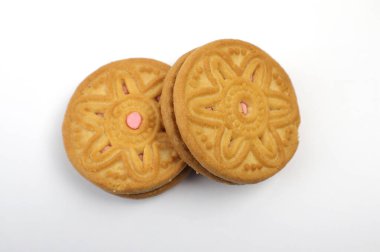 Beyaz arkaplanda iki kurabiye