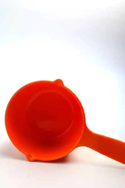 Una Taza Medir Naranja Sobre Fondo Blanco — Foto de Stock