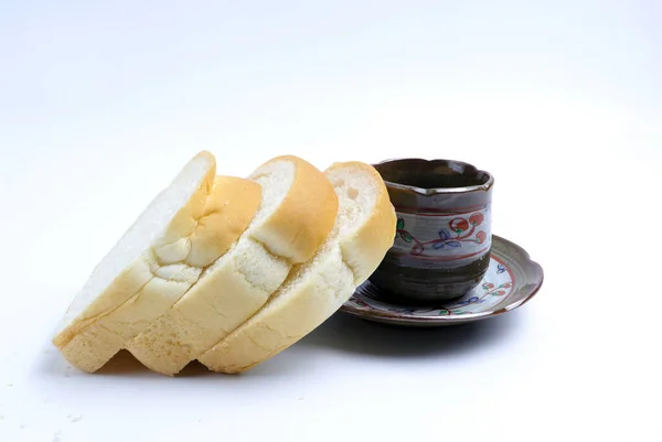 Caneca Café Cerâmica Com Pão Sobre Fundo Branco — Fotografia de Stock