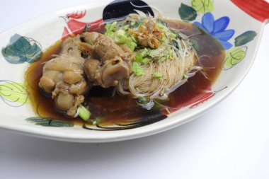 Tekne kupası tavuklu şehriye beyaz arka planda