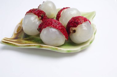 Lychee beyaz bir arkaplanda soyuldu