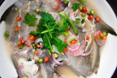 Chili limon soslu haşlanmış balık, thai