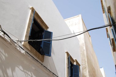 Mavi bir gökyüzü ile Medine binalar