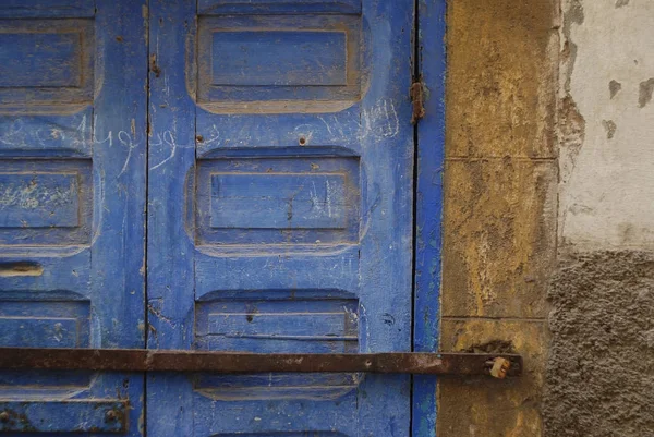 Puerta azul cerrada con llave de madera en Marruecos — Foto de Stock