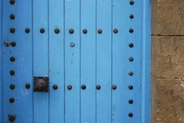 Parlak mavi Fas kapı — Stok fotoğraf