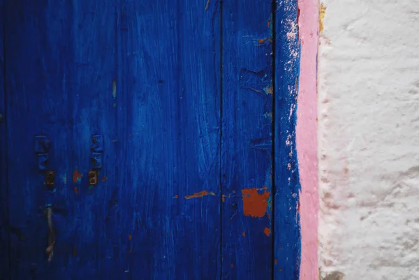 Puerta de madera pintada azul — Foto de Stock