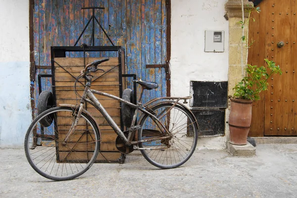 Bicicleta oxidada en una calle de medina — Foto de Stock