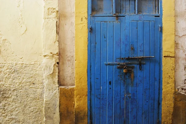 Puerta azul oxidada en medina — Foto de Stock