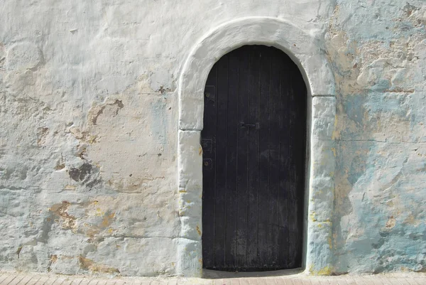 Grunge fondo azul con una puerta — Foto de Stock