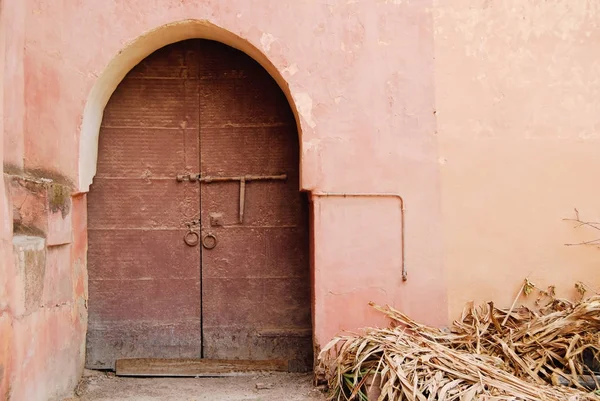 Puerta roja de estilo árabe clásico — Foto de Stock
