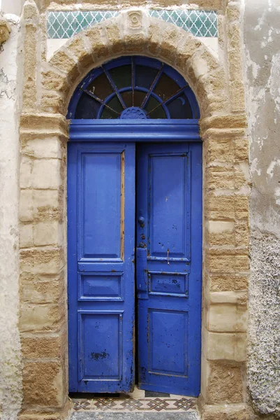 Otwarte drzwi brudny niebieski — Zdjęcie stockowe