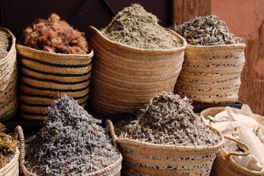 Sokakta kuru otlar ile sepetleri