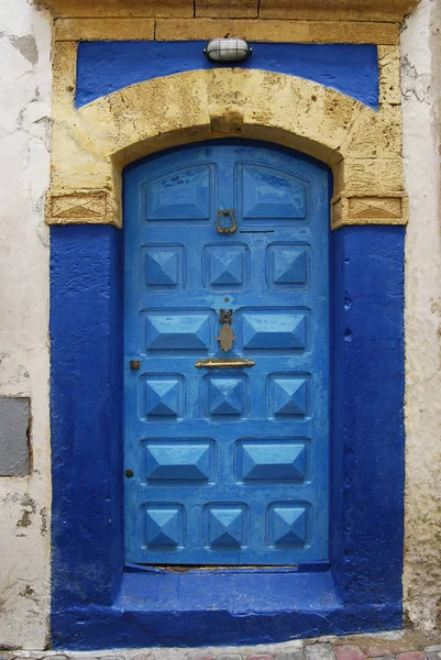 Puerta azul con símbolo de mano fatima — Foto de Stock