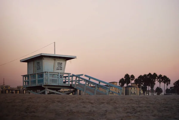 Спасательная башня в светло-розовом солнечном свете — стоковое фото