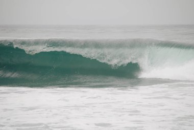 Kesiliyor sıçratmaz beyaz su ile dalga