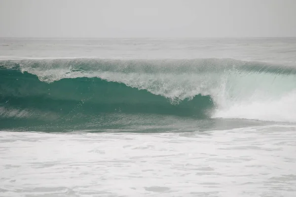 Breaking wave med stänk vit vatten — Stockfoto