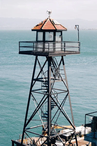 Alcatraz Adası, San Francisco Körfezi üzerinde gözetleme kulesi — Stok fotoğraf