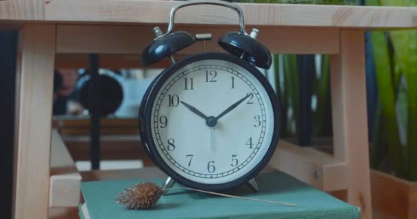 Ρολόι Στο Δωμάτιο Κοντά Στο Κρεβάτι — Αρχείο Βίντεο
