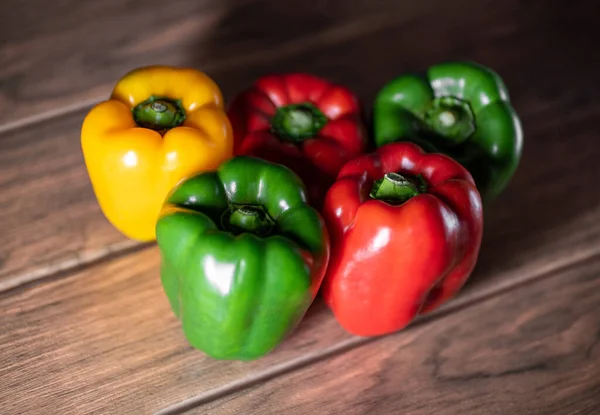 Six Fresh Large Bell Peppers Organic Colorful Wooden Board — Stock Photo, Image