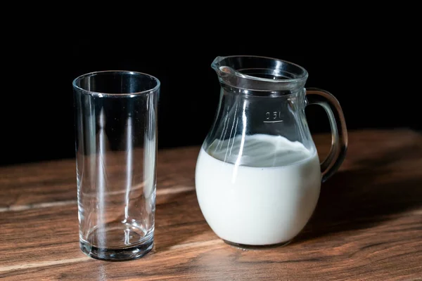 Une Tasse Verre Vide Bocal Avec Lait Vache Sur Une — Photo