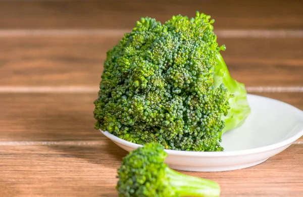 Brokoli Hijau Dalam Hidangan Keramik Putih Pada Close Kayu Cokelat — Stok Foto