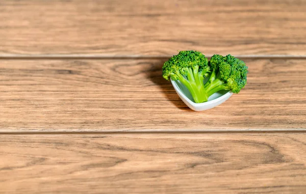 Sepasang Brokoli Hijau Pada Piring Keramik Jantung Putih — Stok Foto