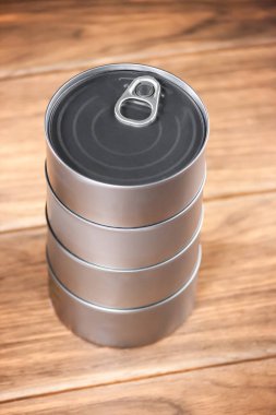 Gümüş renkli sütunlarda bir sürü ton balığı kahverengi ahşap üzerinde yakın görüşte.