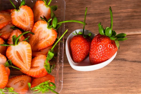 Fresh Red Strawberries White Ceramic Bowl Cut Strawberries Plastic Supermarket — Stock Photo, Image