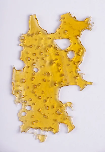 Laje de concentrado de óleo de cannabis (aka shatter) isolado — Fotografia de Stock