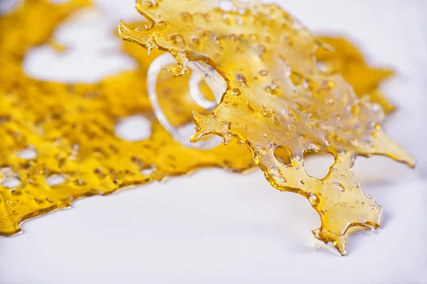 Cannabis oil concentrate aka shatter with glass rig — Stock Photo, Image