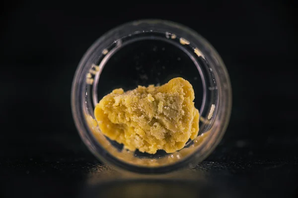 Cannabis extractie wax crumble geïsoleerd — Stockfoto